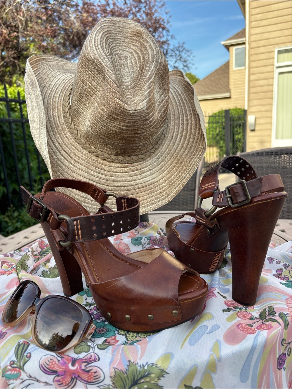 VTG Frye Brown Leather Platform Sandals w Ankle Strap Ring Studded Ankle Straps